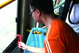 市民体验封闭式客车逃生 不得要领车窗敲不碎图片