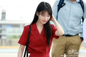 [IU][新闻]160729 IU仁川机场赴重庆 红色套裙十分吸睛图片
