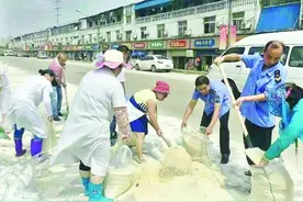 沿街百米晾晒水泡大米 超6吨发霉大米作焚烧处理图片