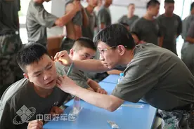 第98医院：高温巡诊，架起官兵健康的“遮阳伞”图片