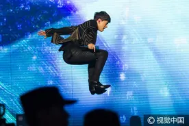 张杰南京演唱会拔麦激情狂嗨 舞台凌空跳跃青春四射动感十足图片