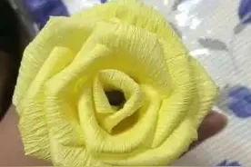 最简单皱纹纸玫瑰花的折法 玫瑰花折纸教程解析图片