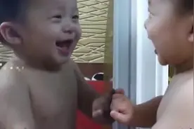 不同的月龄，不同的宝宝，照镜子的时候反应不同视频封面
