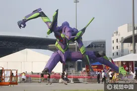 全球最大EVA初号机亮相Chinajoy，众多粉丝围观合影图片