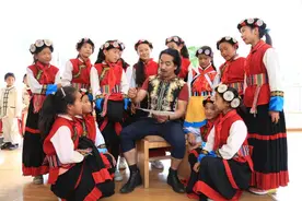 金甲劲松：母语高唱“纳西”情 --最云南.飞越彩虹实时发布图片