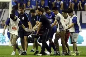 球员断腿已是惨案，球迷暴力更不应该图片