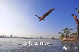 高温下的武汉，有人瘫倒姿势销魂，有人在江面上飞了起来！图片