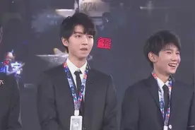 给TFBOYS举灯牌的粉丝 都是挤过千军万马的铁血战士视频封面