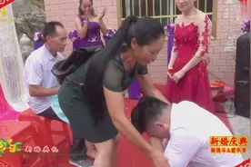 湖北农村婚礼，新郎为啥会在婚礼上哭的这么伤心，妈妈好心疼视频封面