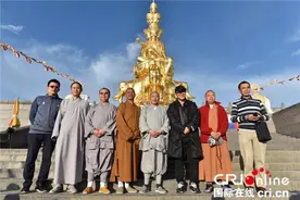 三伏天李连杰现身峨眉山图片