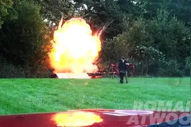 一对父子活宝联手恶搞老妈 这次直接玩爆了图片