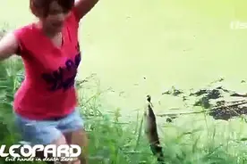 这位美女钓鱼技术真棒，手法娴熟、经验丰富，不输给男人！图片