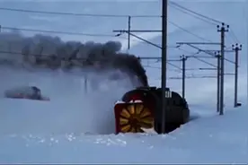 实拍大雪覆盖铁轨，铲雪火车呼啸而过，这场面太震撼了！图片
