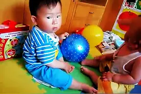 双胞胎打架，超爆笑超可爱！图片