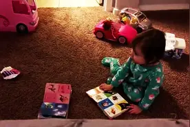 双胞胎姐妹预感，姐姐预知妹妹要放屁赶紧溜走图片