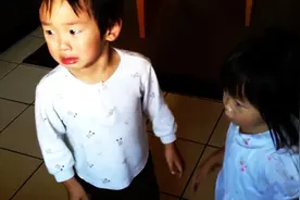 妹妹犯错，哥哥哭哭，有哥哥的妹妹最幸福！图片