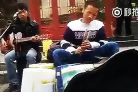 牛人街头翻唱《喜欢你》 架子鼓敲的我给满分！图片