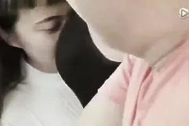 实拍美女挤公交，胸都挤掉了。。图片