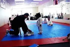 3岁小女孩练跆拳道，动作和讲话逗死了，小女孩太可爱了图片