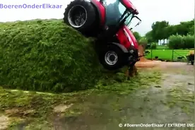 疯狂的拖拉机司机，居然敢这样，总感觉要出事！图片