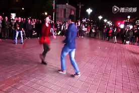 小夫妻跳《女人是老虎》美飞了！所有人都看呆了！图片