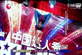 17岁女孩一个小绝技，评委和观众全都起立鼓掌，惊呼声不绝于耳图片