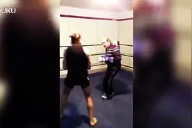 62岁业余老拳手KO年轻职业拳手!职业拳手竟毫无招架之力图片