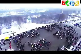 震撼！《小苹果》红到俄罗斯，千人跳舞结婚，场面真是太壮观了！图片