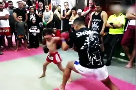 天生神力！五岁泰拳神童出拳如风 一脚踢倒教练图片