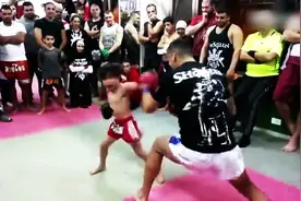 天生神力！五岁泰拳神童出拳如风 一脚踢倒教练图片