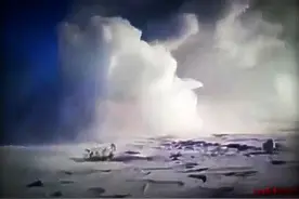 实拍暴雪掩埋了铁轨，铲雪火车奔驰而过，这场面真是壮观图片