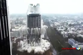 实拍爆破拆除高楼大厦，垂直瞬间崩塌，场面太壮观了图片