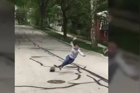 校花玩滑板下坡，摔得很惨，玩滑板记得戴头盔