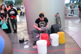 国外大神街头用水桶完成音乐表演，吃瓜群众佩服的五体投地视频封面