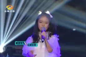 9岁小女孩追求完美 一曲英文歌曲超好听 演唱过程还给评委放电