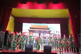 杨丰社区为幼儿举办大型毕业晚会图片