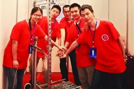 大学生团队设计折叠式电动升降车 装载卸载搬运一体图片