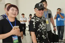 郭德纲不受徒弟背叛影响乘游轮演相声 变“黑道大哥”与于谦同框图片