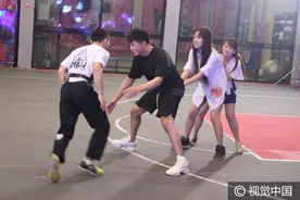 黄景瑜上海录制节目秀发达运动神经 率众女粉玩“老鹰捉小鸡”贴心为其扎头发图片