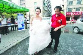 考试撞上婚礼 新娘穿着婚纱去赶考图片
