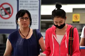 高考完也歇不了！关晓彤赶工作一路聊手机 妈妈心疼女儿机场送行图片