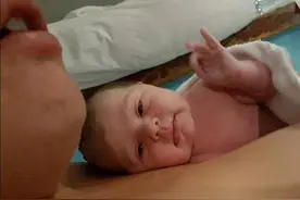 女婴打出OK手势 呆萌可爱瞬间走红网络图片