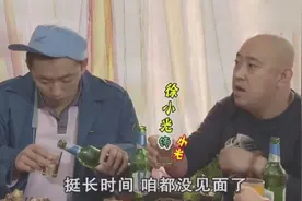 傻子下饭馆一会让站着吃一会让坐下吃，笑的我鼻涕都出来了！