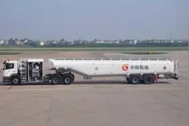 飞机是如何加油的？机场加油车如何运作？图片