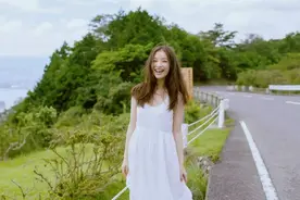 她撩过冯绍峰，拿下了井柏然，随便po张照就上热搜，却败给了敏感肌！图片