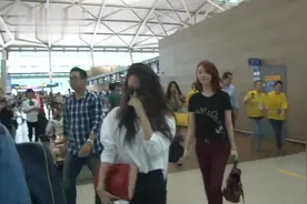 粉丝在机场看到宋茜和郑秀晶 真的很久没看她们同框视频封面