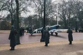 白金汉宫门口的德国军团. 英国人拍起架空脑洞剧也是很拼的..图片