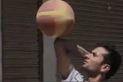 尼泊尔男子身怀神技 曾用脚趾转球破世界纪录图片