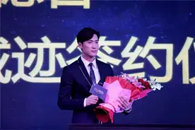 长腿男神戚迹签约新公司 发布会现场粉丝直白求爱图片