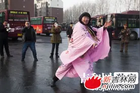 长春2路公交车队1.9米大汉欲当山寨版“李玉刚”图片